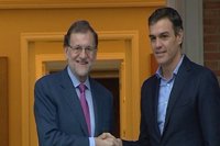 Rajoy y Sánchez tienen una "coincidencia sustancial" ante el desafío secesionista y acuerdan un contacto permanente