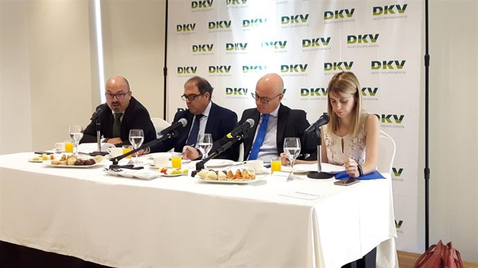 Pedro Orbe, Lorenzo Amor, Juan Hernández y Almudena Peñaranda, en el desayuno