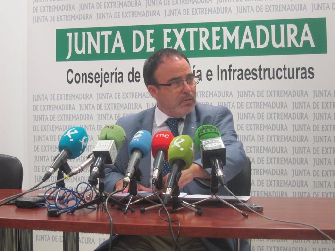 El director general de Turismo de la Junta de Extremadura en rueda de prensa