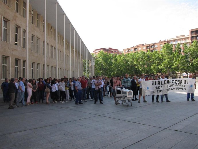 Los funcionarios municipales protestan en la Plaza del Ayuntamiento