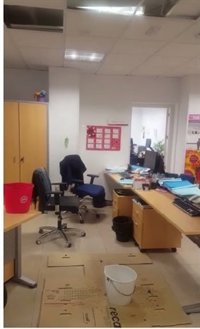 La lluvia llena de goteras los Juzgados de Coslada al estar la cubierta en mal estado