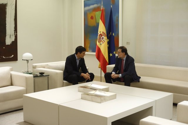 Rajoy recibe a Pedro Sánchez en Moncloa