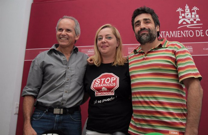 La portavoz de Stop Desahucios entre Blázquez y Del Castillo