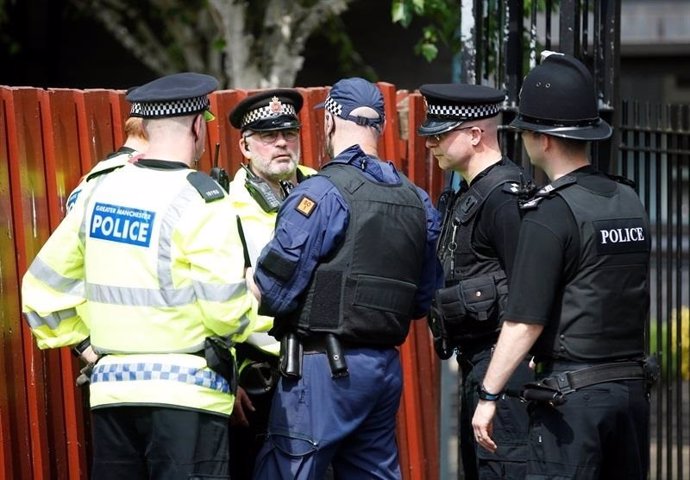 Policías armados en Mánchester 