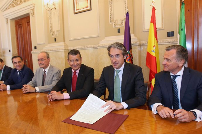 El ministro de Fomento firma DEUP. Puerto de Málaga