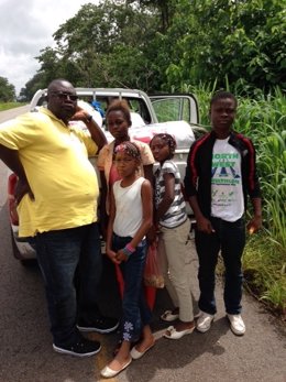 El sacerdote Peter Konteh en Sierra Leona
