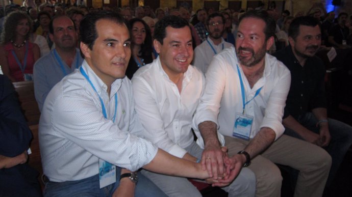 Moreno (centro) entre Nieto y Molina en un acto de su partido