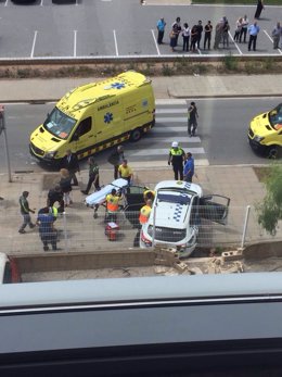 Heridos dos policías locales de Gavà (Barcelona) al dispararles desde un coche
