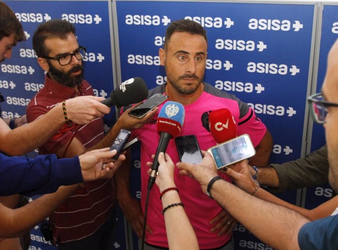 Pedro López, jugador del Levante, atiende a los medios