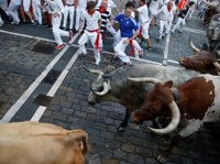 Peligroso primer encierro de San Fermín con Cebada Gago que deja tres heridos por asta