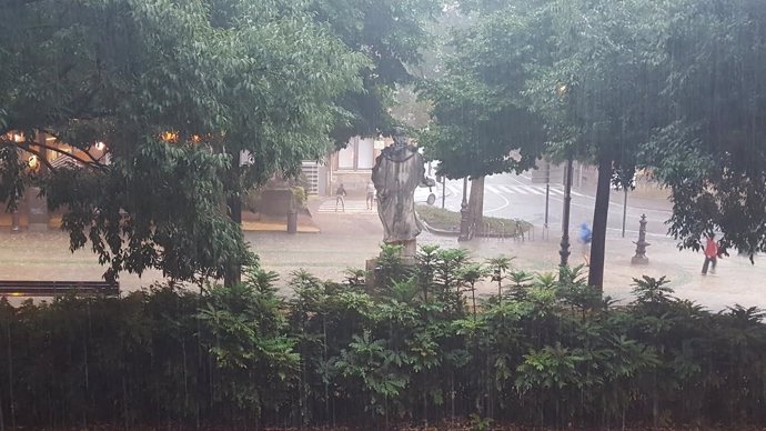 Fuerte tormenta caída en Pamplona.