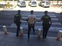 Sucesos.- Detenido en Altea un hombre por dos robos con violencia por el método del tirón y uno de hurto