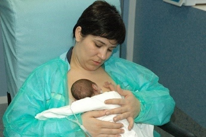 Bebé y madre tras parto