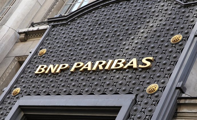 The logo of the BNP Paribas bank is seen in Paris, France, February 6, 2017. REU