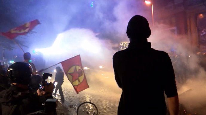 Batalla campal entre policía y activistas en Hamburgo
