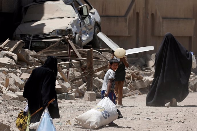 Civiles huyen con sus pertenencias del oeste de Mosul