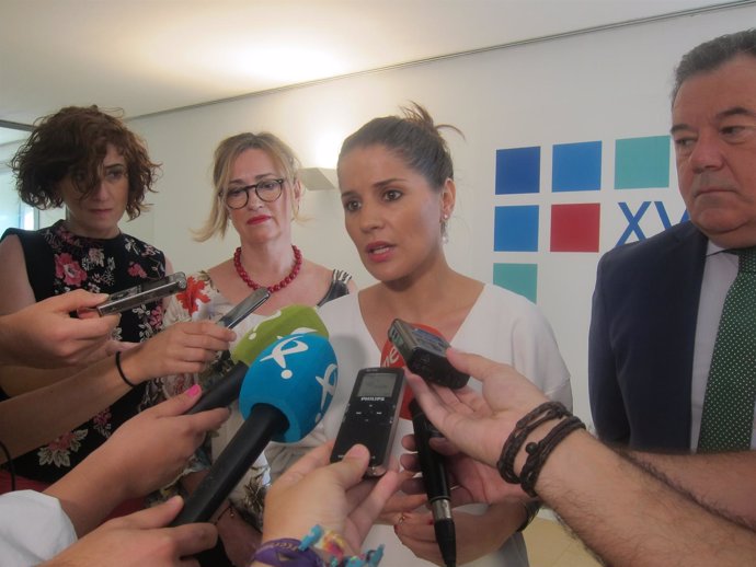 La portavoz de la Junta de Extremadura atiende a los medios de comunicación