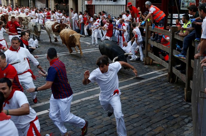 Corredores durante el primer encierro de los Sanfermines de 2017