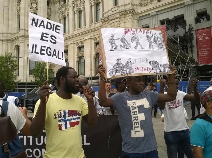 Los manteros se manifiestan frente al Ayuntamiento