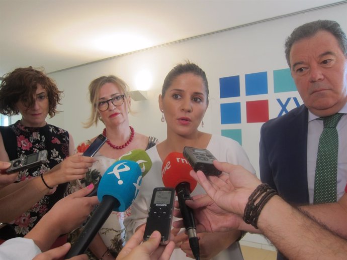 La portavoz de la Junta de Extremadura, Isabel Gil Rosiña, atiende a los medios