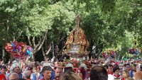 Los pamploneses arropan a San Fermín en la Procesión del Día Grande de las fiestas