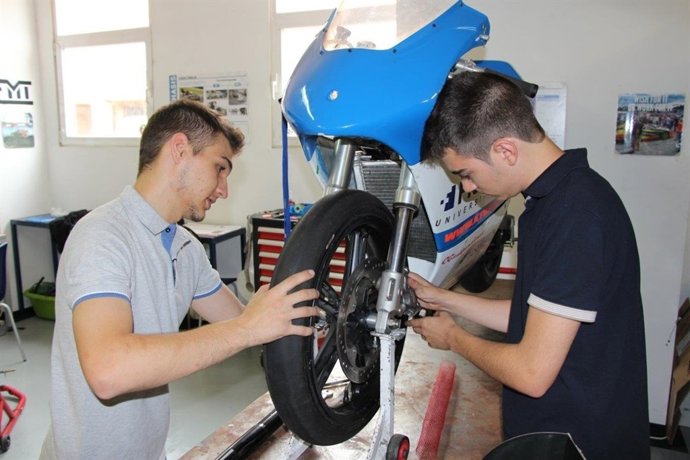 DOS DE LOS MIEMBROS DEL MOTOSTUDENT