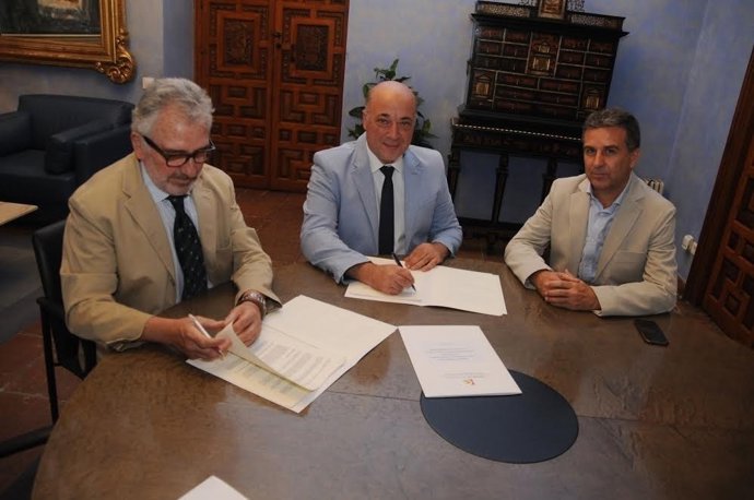Antonio Ruiz (centro) durante la firma del convenio