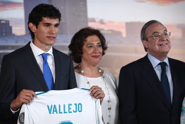 El jugador Jesús Vallejo, presentado por Florentino Pérez en el Bernabéu