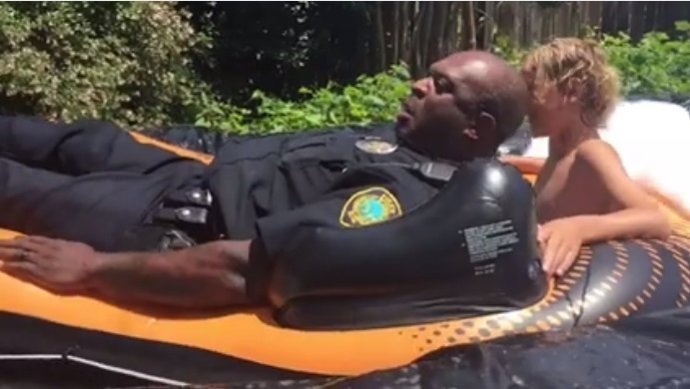 Policía juega a Slip and Slide en la calle