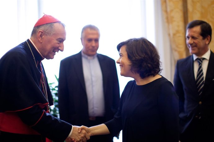 Soraya Sáenz de Santamaría con el secretario de Estado del Vaticano