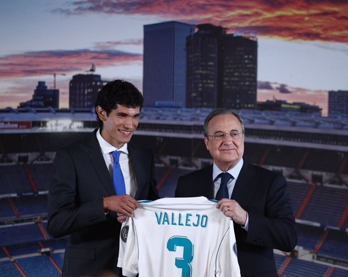 El jugador Jesús Vallejo, presentado por Florentino Pérez en el Bernabéu