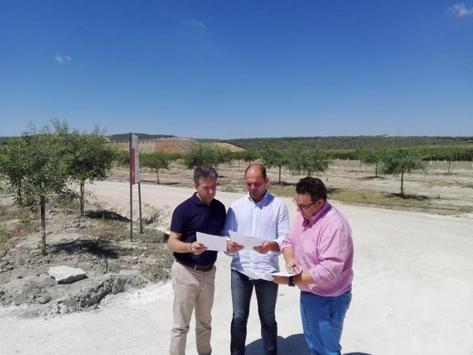 Sánchez (izda.) durante la entrega de las obras