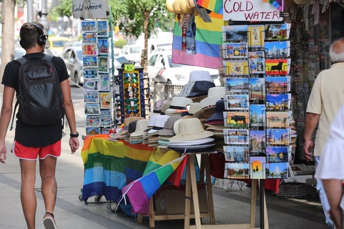 La bandera arcoíris ondea en Madrid por el World Pride, Orgullo Mundial