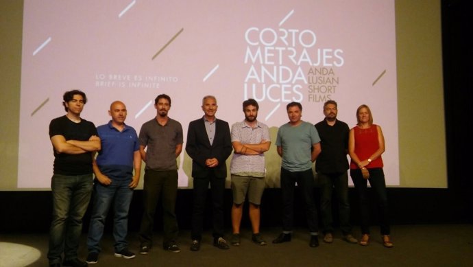 Miguel Ángel Vázquez (cuarto por la izda.) y directores de los cortometrajes