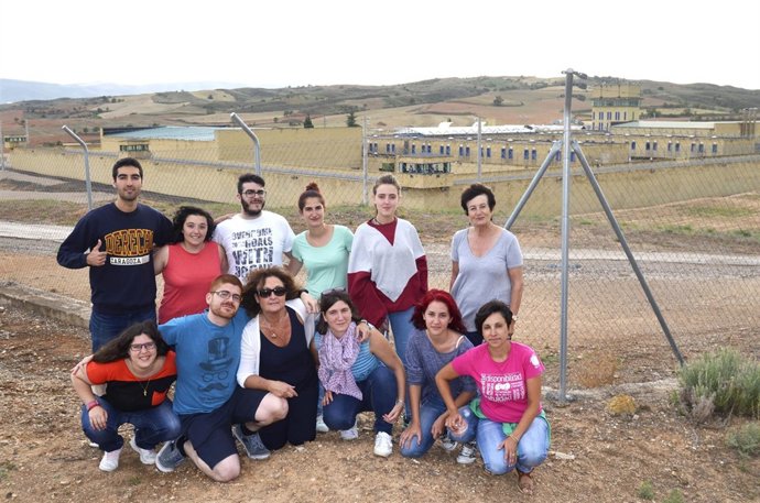 Grupo de voluntarios, con la cárcel de Daroca al fondo