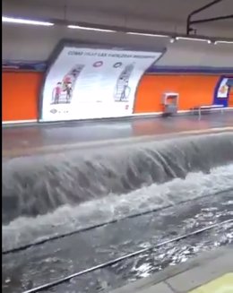 Imagen de la estación de Marques de Vadillo por las lluvias de ayer