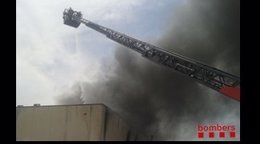 Bomberos trabajando en el incendio de la nave en Castellar del Vallès 