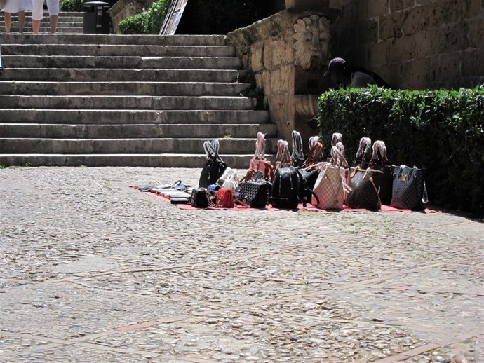Venta ambulante de bolsos en Palma
