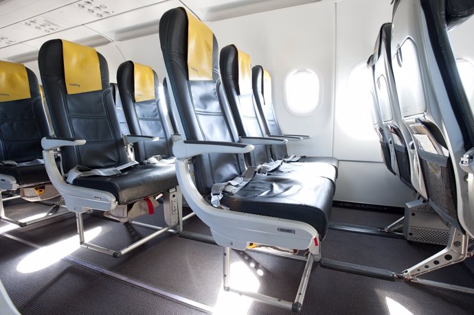 Interior de un avión de Vueling con asientos Slim Seat