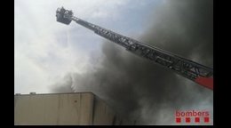 Bombers treballant en l'incendi de la nau a Castellar del Vallès 