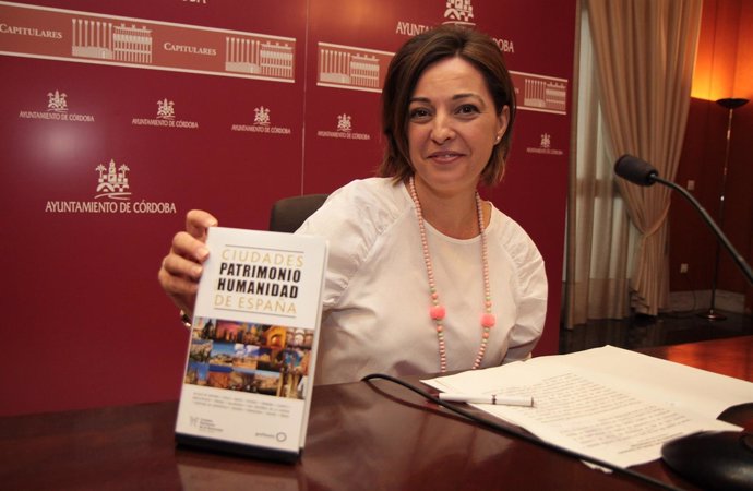 Isabel Ambrosio muestra la nueva Guía de las Ciudades Patrimonio