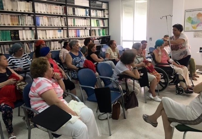 Taller de confección y colocación de pañuelos para personas tratadas de cáncer