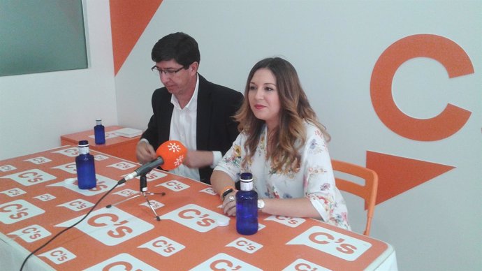 Juan Marín y Raquel Morales en la rueda de prensa