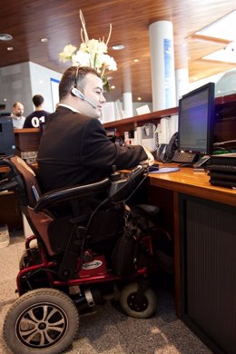 Trabajador discapacitado contratado gracias al acuerdo entre Pimec y La Caixa