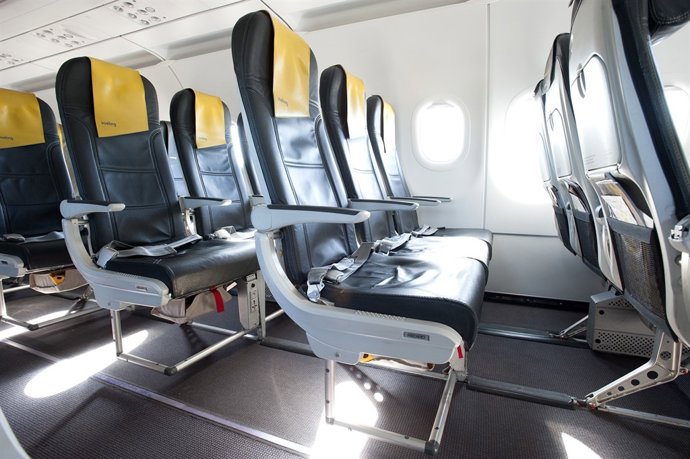 Interior d'un avió de Vueling amb seients Slim Seat