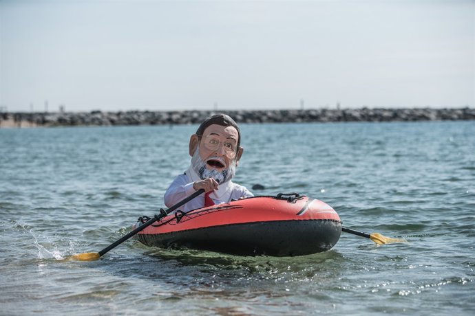 El "capgros" de Rajoy d'Oxfam Intermon a la platja de la Mar Bella de Barcelon
