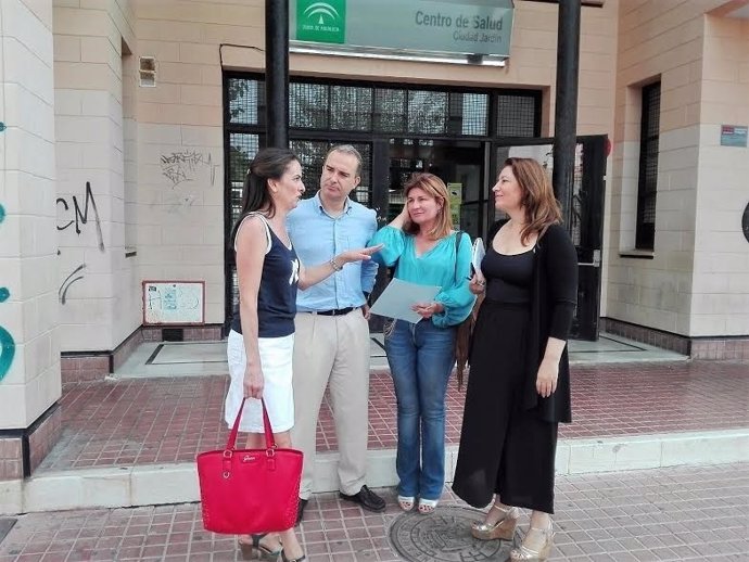 Crespo, junto al resto de parlamentarios por Almería, en el centro de salud