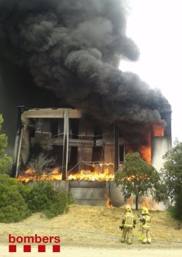 Incendio en una fábrica de Castellar del Vallès