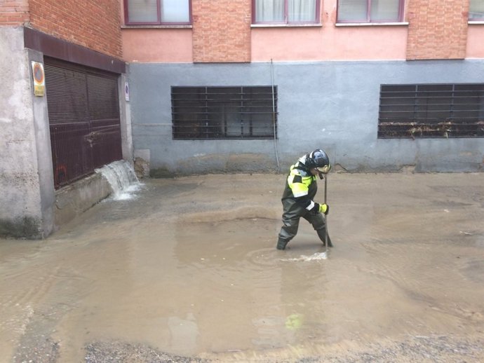 Inundación en una calle de Barajas
