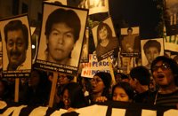 Miles de peruanos salen a la calle para manifestarse contra el posible indulto a Fujimori